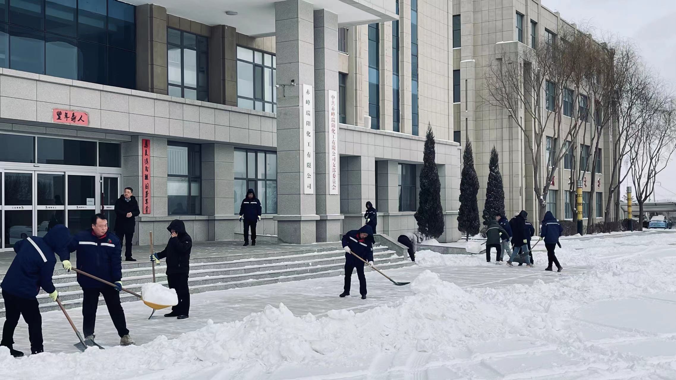 不畏嚴(yán)寒，除雪保安全出行