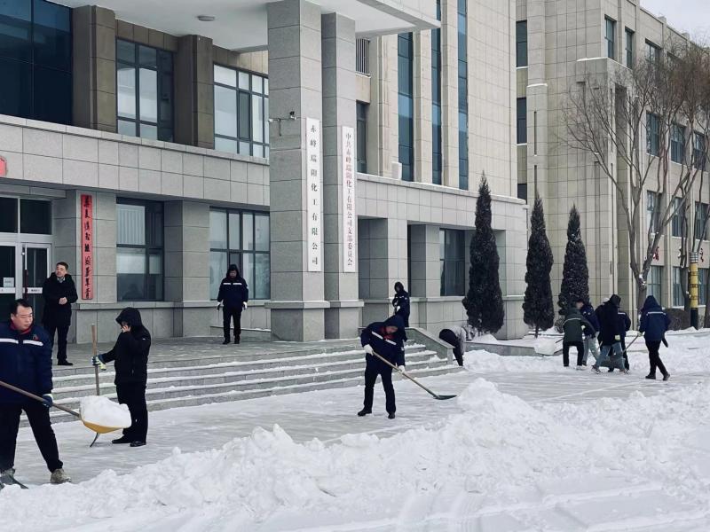 不畏嚴(yán)寒，除雪保安全出行